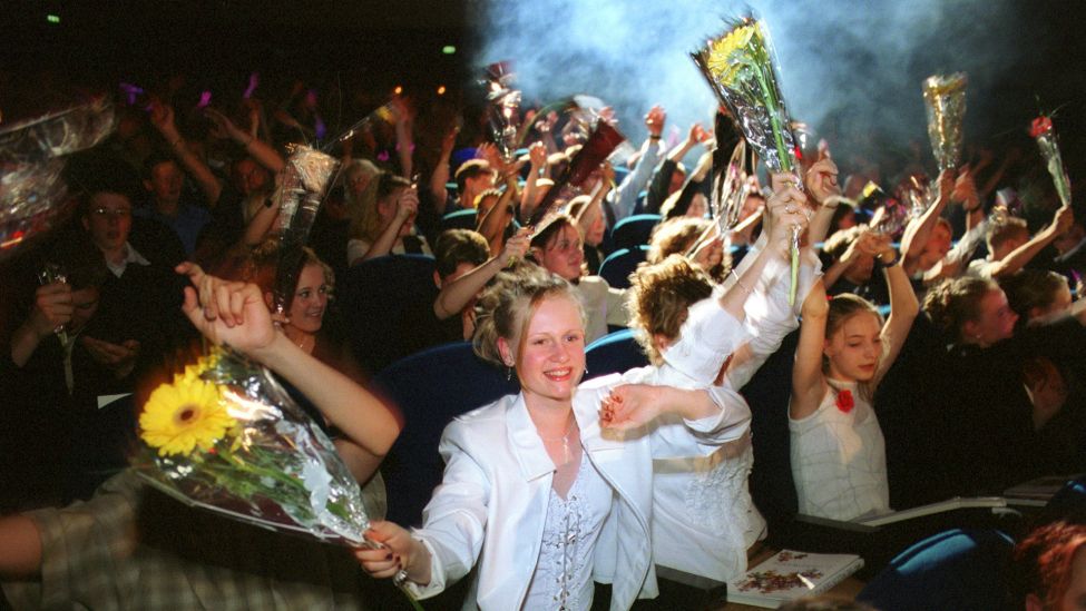 18.05.2002, Berlin, Deutschland - Jugendweihe im Ostteil der Stadt: Jugendliche bei der Zeremonie, die als symbolischer, weltlicher Uebergang vom Kind zum Erwachsenen gilt. (Quelle: dpa/Bastian)