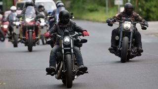 Mitglieder der Rockergruppe «Nachtwölfe» fährt bei Gedenkstätte Seelower Höhen Motorrad. (Quelle: dpa/ Michael Bahlo)