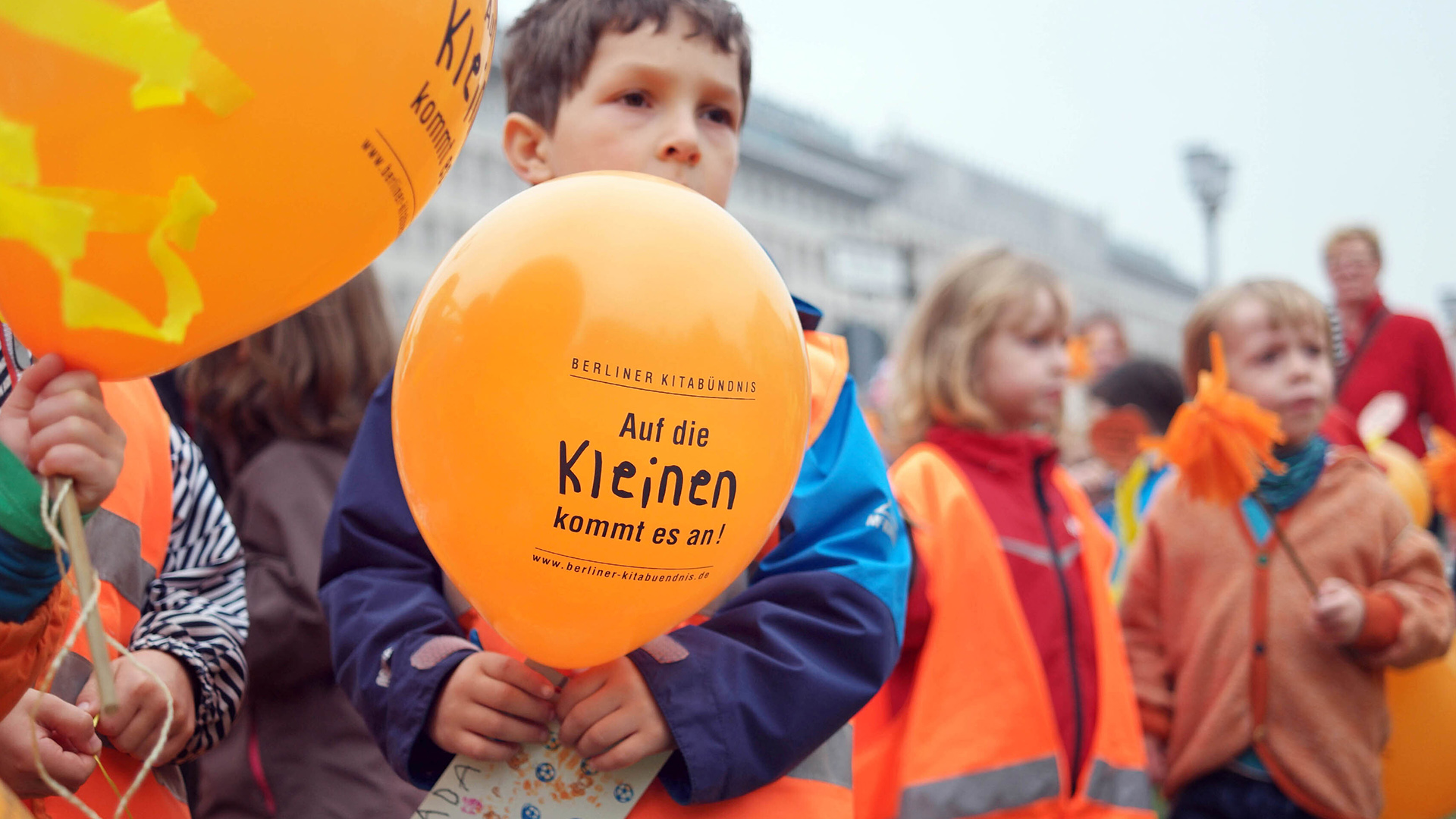 Archivbild: Kinder der Kindertagesstätten Ga_nseblu_mchen und Buddelflink nehmen am Aktionstag des Berliner Kitabündnisses am 07.10.2015 in Berlin teil. (Quelle: dpa/Jörg Carstensen)