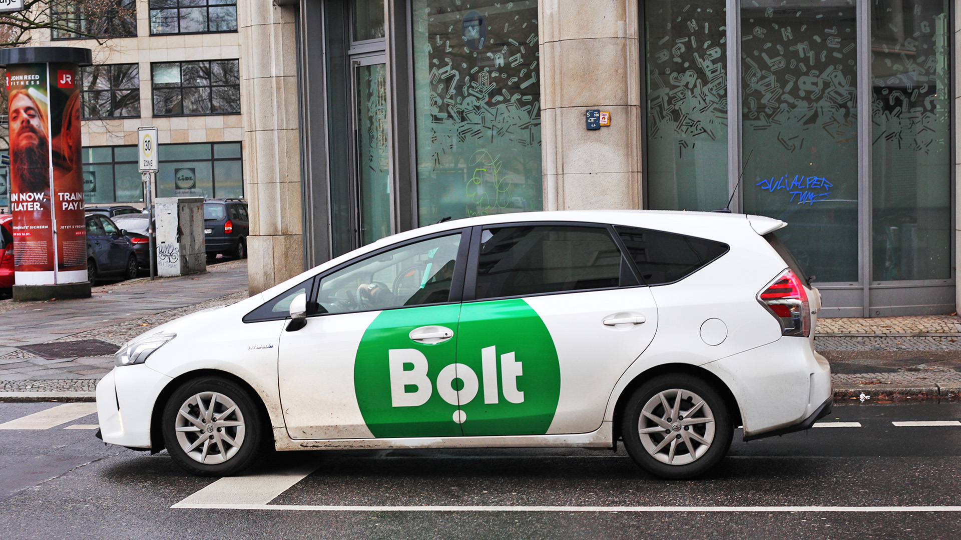 Ein Wagen mit dem logo des estnische Mobilitaetsdienstleisters Bolt steht an einer Ampelkreuzung in Berlin Kreuzberg am 08.01.2023.(Quelle: picture alliance/dpa/Wolfram Steinberg)