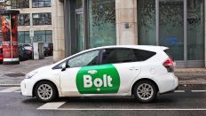 Ein Wagen mit dem logo des estnische Mobilitaetsdienstleisters Bolt steht an einer Ampelkreuzung in Berlin Kreuzberg am 08.01.2023.(Quelle: picture alliance/dpa/Wolfram Steinberg)
