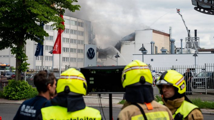 Archivbild: Großbrand in Berlin Lichterfelde in einem Industriekomplex der Diehl-Gruppe.  (Quelle: imago images/Schwarz)
