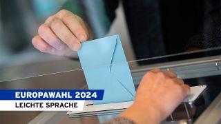 Symbolbild Europawahl 2024 Leichte Sprache: Wählerinnen stecken ihren Wahlbrief in die Urne.(Quelle:dpa/David Vincent)