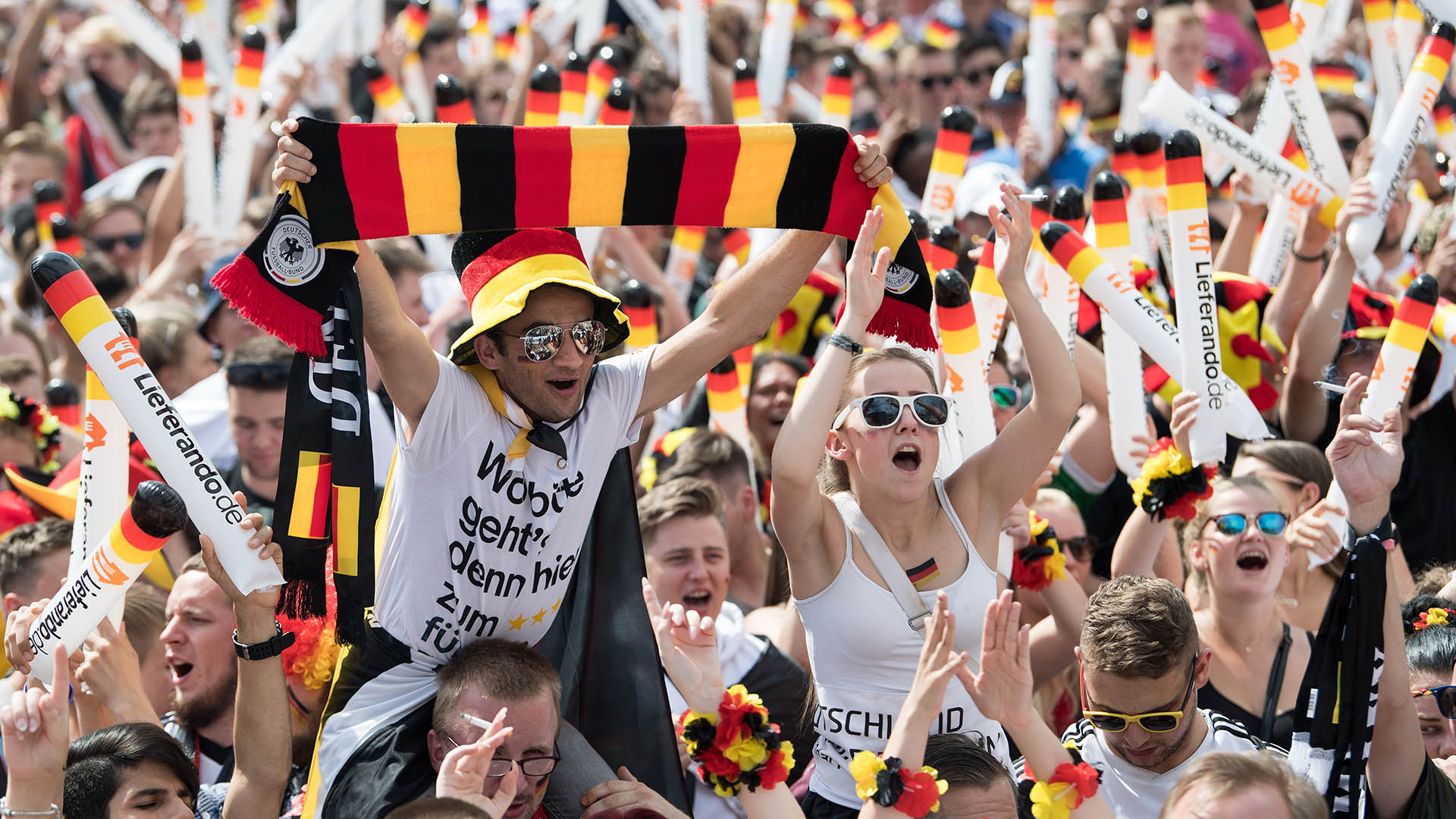 Archivbild: Besucher verfolgen auf der Berliner Fanmeile zur Fußball-Weltmeisterschaft das Spiel Deutschland gegen Südkorea. (Quelle: dpa/Jutrczenka)