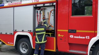 Symbolbild: Feuerwehrmann im Einsatz nimmt eine Axt vom Löschfahrzeug. (Quelle: dpa/Steinach)