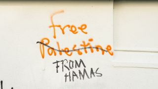 Berlin, auf einer Hauswand in Berlin-Kreuzberg wurde ein Pro-Palaestinensisches Graffito "Free Palstine" uebermalt, indem Palestine durchgestrichen wurde und stattdessen die Aussage am 24.02.2024 lautet: "Free Palestine FROM HAMAS". (Quelle: Picture Alliance/Vladimir Menck)