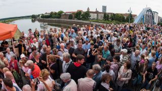 Archivbild: Menschen tanzen zur Eröffnung des Hanse-Stadt-Festes «Bunter Hering» auf dem Grenzübergang Stadtbrücke von Frankfurt (Oder) (Brandenburg) ins polnische Slubice. (Quelle: dpa/Pleul)