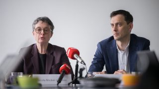 Nicola Böcker-Giannini und Martin Hikel (beide SPD), Bezirksbürgermeister von Berlin Neukölln, sitzen im April 2024 während einer Pressekonferenz nebeneinander. (Quelle: dpa-Bildfunk/Sebastian Gollnow9