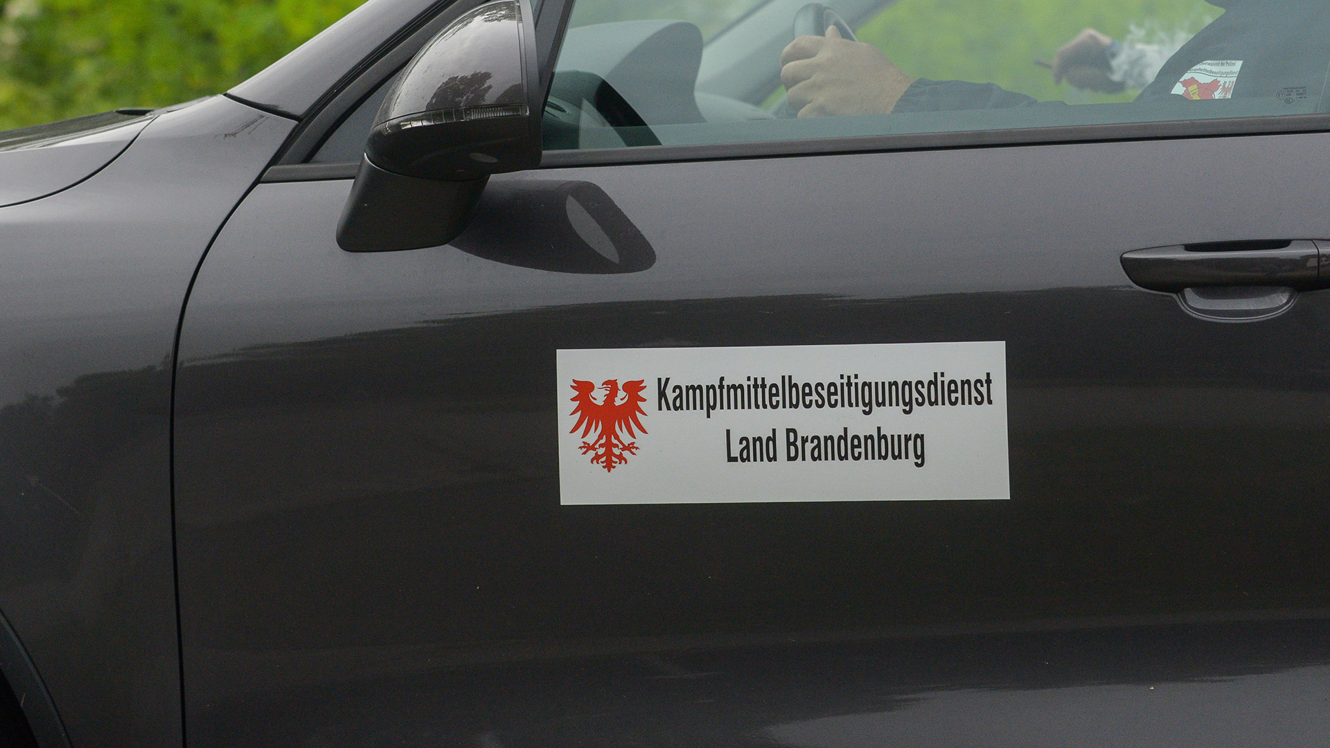 Ein Fahrzeug des Kampfmittelbeseitigungsdienstes des Landes Brandenburg steht am 03.08.2016 in Oranienburg (Brandenburg) am Sperrkreis. (Quelle: dpa-Zentralbild/Julian Stähle)