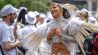 Ein Tänzer der Gruppe "Sapucaiu No Samba" lächelt am 19.05.2024 bei der Parade zum 26. Karneval der Kulturen. (Quelle: dpa-Bildfunk/Monika Skolimowska )