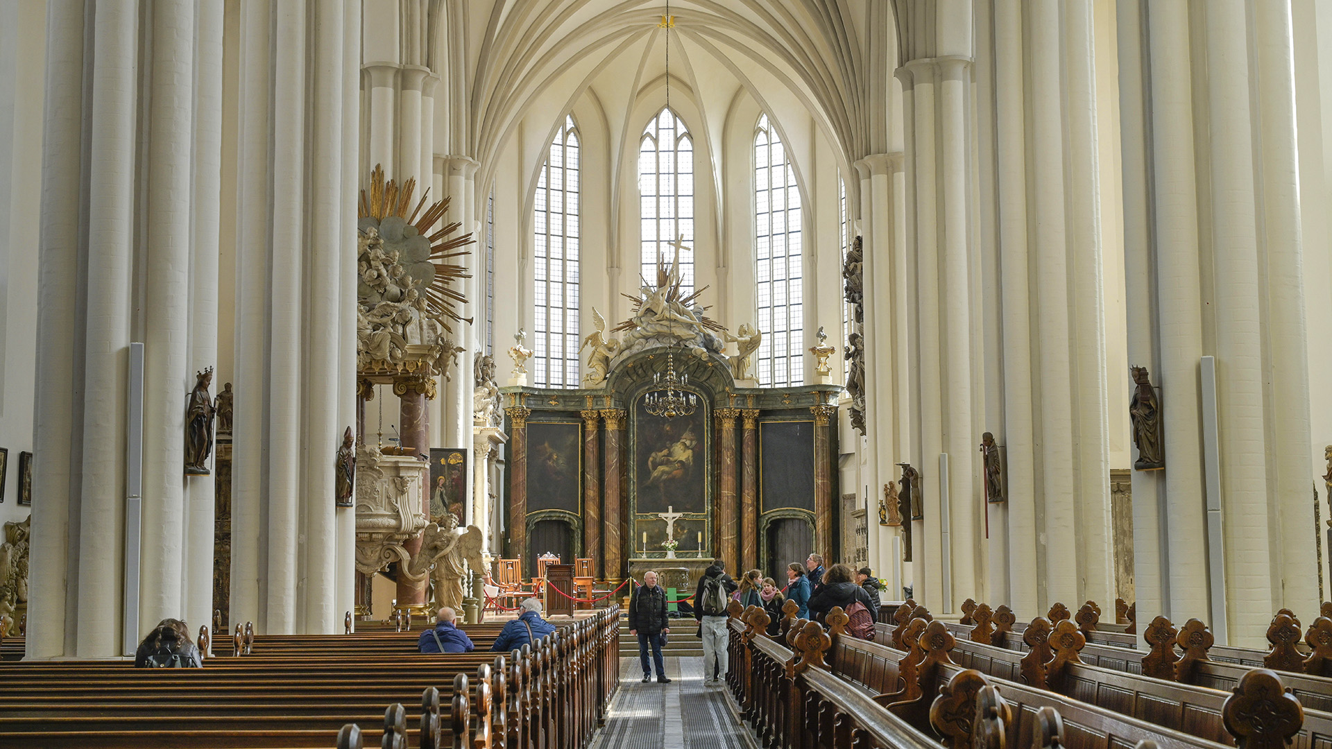 Symbolbild: Besucher in der Marienkirche in der Karl-Liebknecht-Straße. (Quelle: dpa/Schoening)
