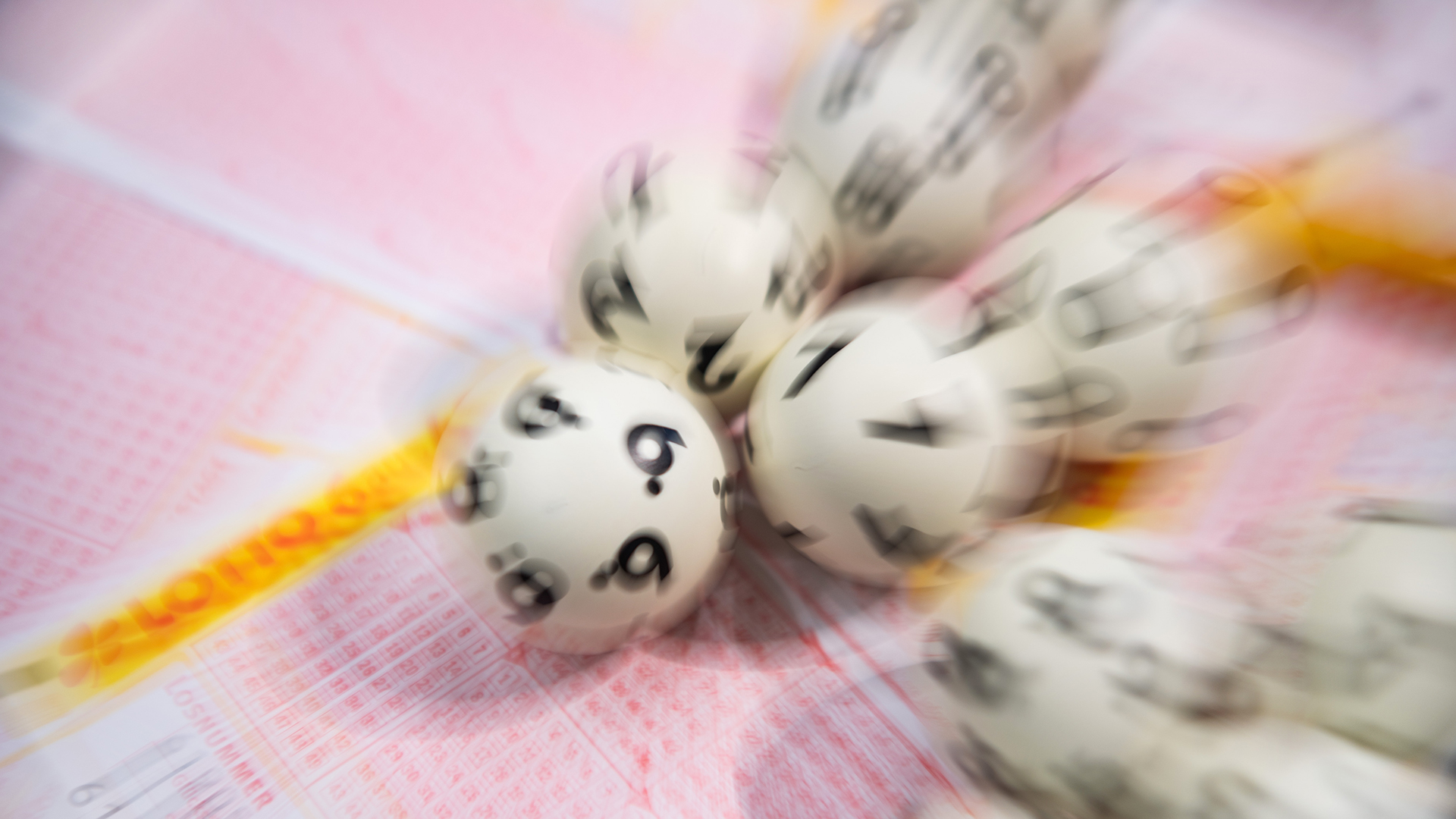Symbolbidl: Lotto-Kugeln liegen auf einem Lottoschein.(Quelle: picture alliance/dpa/Tom Weller)
