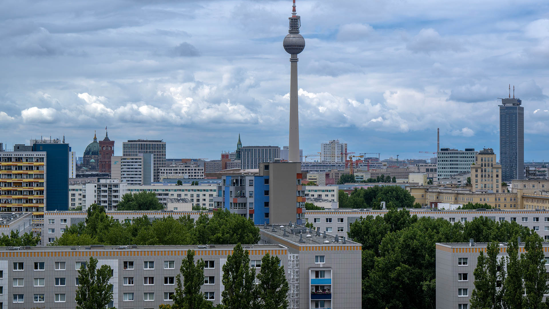 Symbolbild: Der Fernsehturm ragt in den Himmel vor der Kulisse zahlreicher Wohnhäuser im Zentrum Berlins. (Quelle: dpa/Skolimowska)