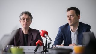 Nicola Böcker-Giannini und Martin Hikel (beide SPD), Bezirksbürgermeister von Berlin Neukölln, sitzen am 22.04.2024 während einer Pressekonferenz zur Lage nach dem Berliner SPD-Mitgliederentscheid nebeneinander. (Quelle: dpa-Bildfunk/Sebastian Gollnow)