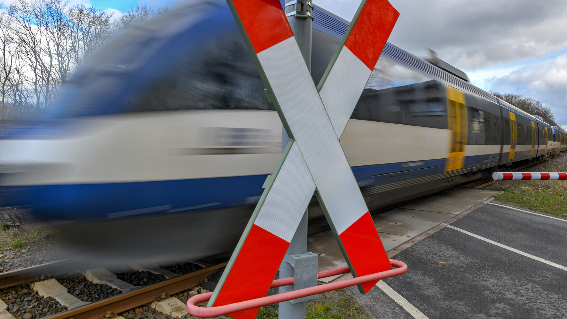 Symbolbild: Ein Zug der Niederbarnimer Eisenbahn fährt am 12.03.2019 in Brandenburg. (Quelle: dpa-Zentralbild/Patrick Pleul)