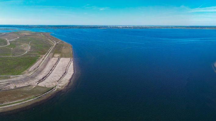 Der Cottbuser Ostsee entsteht im ehemaligen Braunkohletagebau Cottbus-Nord (Luftaufnahme am 11.04.2024 mit einer Drohne). (Quelle: dpa/Patrick Pleul)