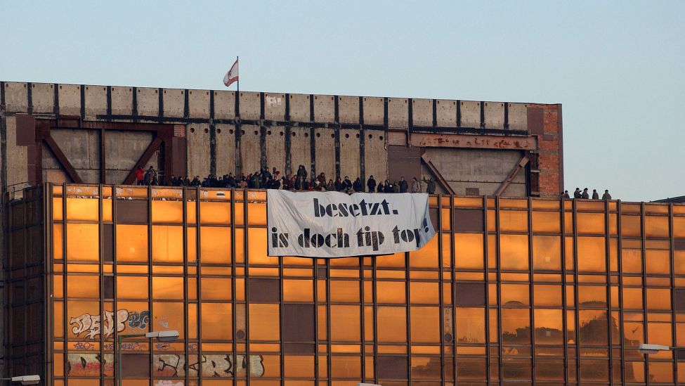 Archivbild:Studenten haben den Palast der Republik besetzt anlässlich der Proteste gegen die Sparmaßnahmen des Berliner Senats 2004.(Quelle:imago images/Seeliger)