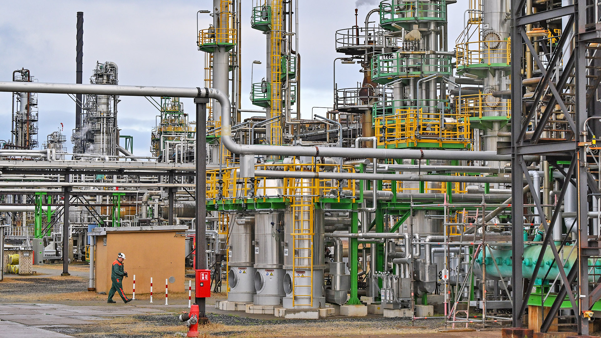 Verschiedene Anlagen der Rohölverarbeitung auf dem Gelände der PCK-Raffinerie GmbH.(Quelle: dpa/Patrick Pleul)