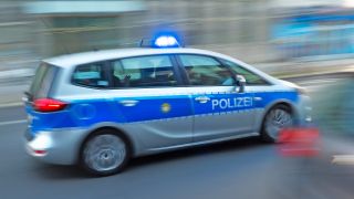 Symbolbild: Ein Polizeiauto faehrt mit Blaulicht ueber eine Strassein Berlin.(Quelle: dpa/Wolfram Steinberg)