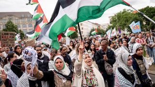 Menschen nehmen an der Propalästinensische Demonstration "Palestine will be free" teil. Der 15. Mai markierte den Nakba-Gedenktag, an dem die Palästinenser der Vertreibung vor 76 Jahren gedenken. (Quelle: dpa-Bildfunk/Fabian Sommer)