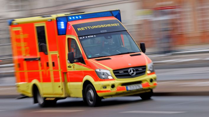 Acht Verletzte bei Unfall auf A10 - Kleintransporter fährt auf Lkw auf