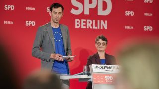 Martin Hikel (SPD), Neuköllns Bezirksbürgermeister, und Nicola Böcker-Giannini (SPD), Ex-Staatssekretärin, bewerben sich beim Landesparteitag der SPD Berlin um den Landesvorsitz. (Quelle: dpa/Carstensen)