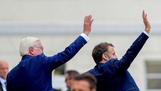 Bundespräsident Frank-Walter Steinmeier und der französische Präsident Emmanuel Macorn winken am 26. Mai 2024 im Schloss Bellevue. (Quelle: Picture Alliance/AP/Markus Schreiber)