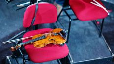 Symbolbild:Eine Violine liegt auf einem Stuhl.(Quelle:picture alliance/dpa-Zentralbild/J.Büttner)
