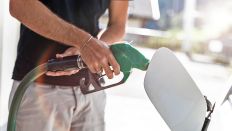 Ein Mann Tankt am 23.09.2022 sein Auto an einer Zapfsäule an einer Tankstelle mit Benzin oder Diesel. (Quelle: Picture Alliance/Michael Bihlmayer)