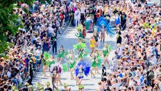 Archivbild: Darsteller treten am 28.05.2023 beim Umzug des Karnevals der Kulturen in Berlin-Kreuzberg auf. (quelle: dpa-Bildfunk/Christoph Soeder)