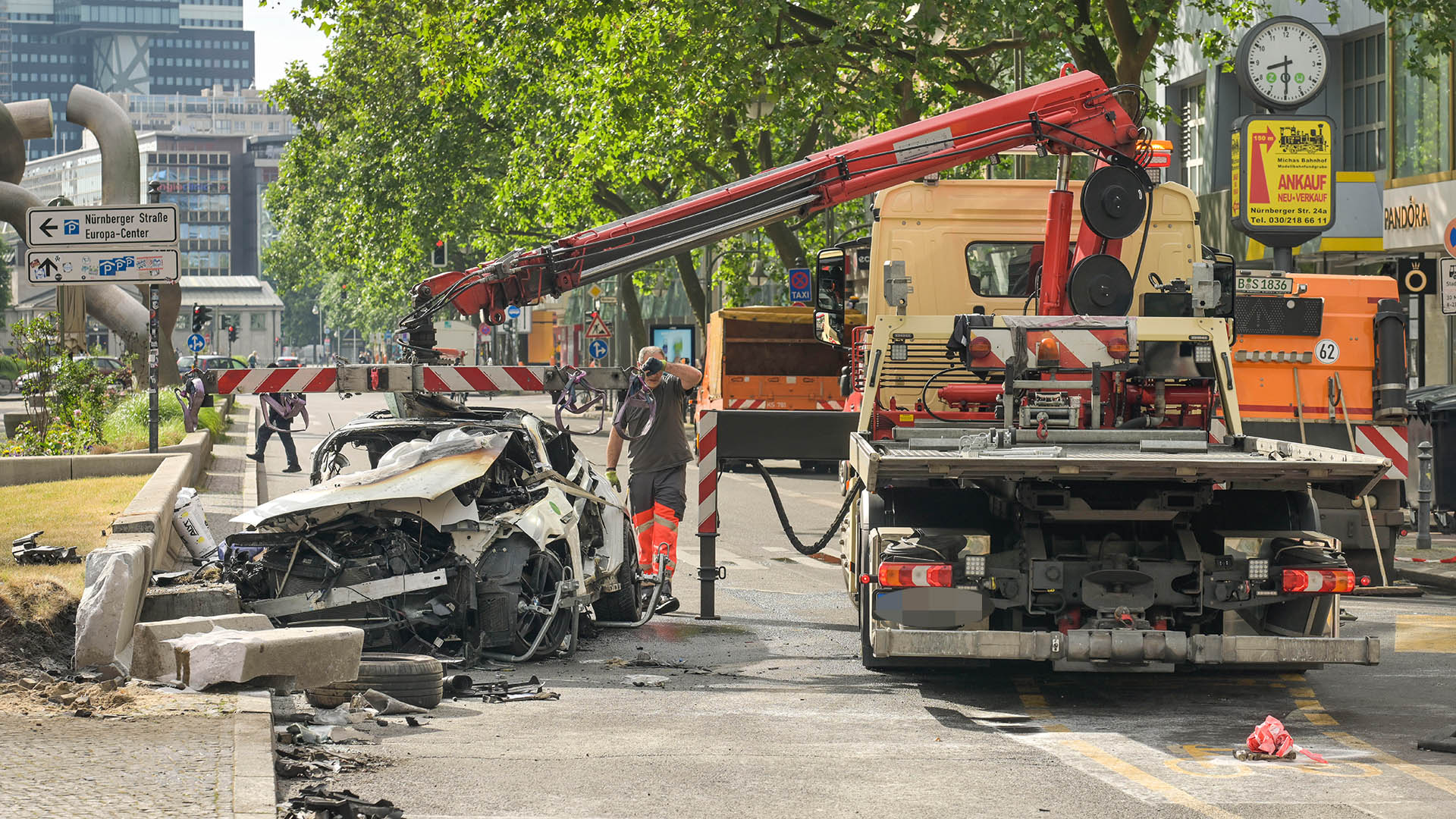 Abschleppwagen nach Autounfall auf der Tauentzienstraße, Berlin Charlottenburg. (Quelle: dpa/Schoening)