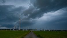 Archivbild: Dunkle Gewitterwolken ziehen am späten Abend über die Landschaft in Brandenburg. (Quelle: dpa/Pleul)
