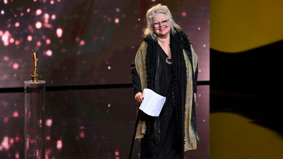03.05.2024, Berlin: Schauspielerin Hanna Schygulla freut sich bei der Verleihung des Deutschen Filmpreises über den Ehrenpreis. (Quelle: dpa/Sebastian Gollnow)