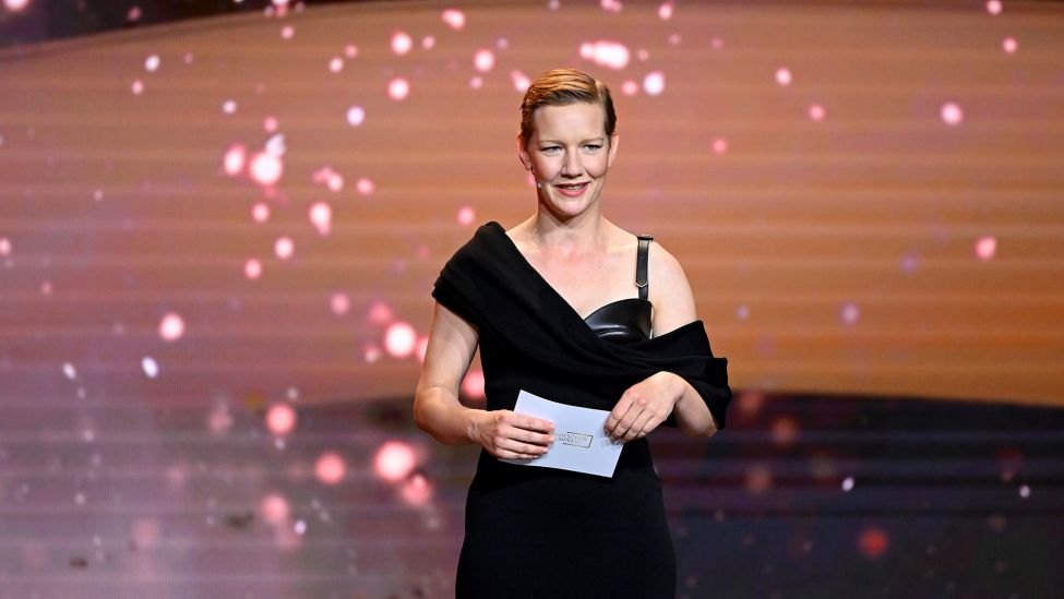 03.05.2024, Berlin: Schauspielerin Sandra Hüller steht bei der Verleihung des Deutschen Filmpreises als Laudatorin auf der Bühne.(Quelle: dpa/Sebastian Gollnow)