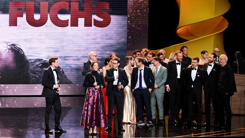 03.05.2024, Berlin: Das Team vom Film "Der Fuchs" freut sich bei der Verleihung des Deutschen Filmpreises über die Lola in Silber. (Quelle: dpa/Sebastian Gollnow)