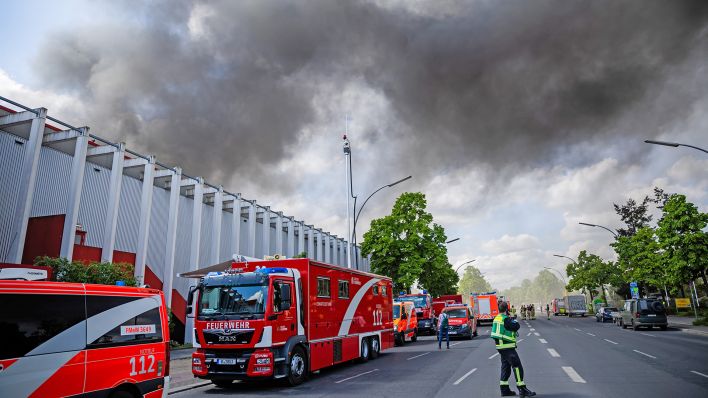 Bildergalerie: Großbrand einer Fabrik in Berlin-Lichterfelde