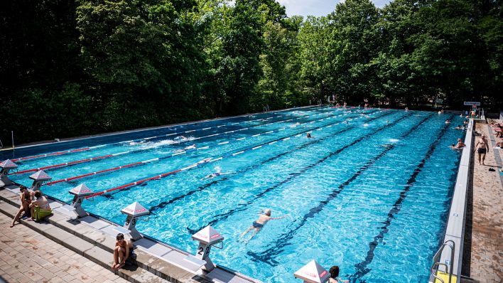 Symbolbild: Besucher schwimmen an einem heißen Tag im Schwimmerbecken im Sommerbad Kreuzberg - Prinzenbad am 11.06.2023.(Quelle: dpa/Fabian Sommer)