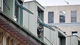 22.05.2024, Berlin: Pro-Palästinensische Demonstranten blicken aus den Dach-Fenstern des Institutes für Sozialwissenschaften der Humboldt-Universität.(Quelle:dpa/S.Stache)
