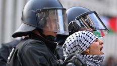 23.05.2024, Berlin: Eine der propalästinensischen Besetzerinnen des Instituts für Sozialwissenschaften der Berliner Humboldt-Universität (HU) wird von zwei Polizisten aus dem Gebäude gebracht.(Quelle:dpa/S.Stache)