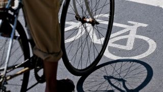 Symbolbild: Ein Radwegzeichen mit Radfahrer.(Quelle: dpa/Sven Hoppe)