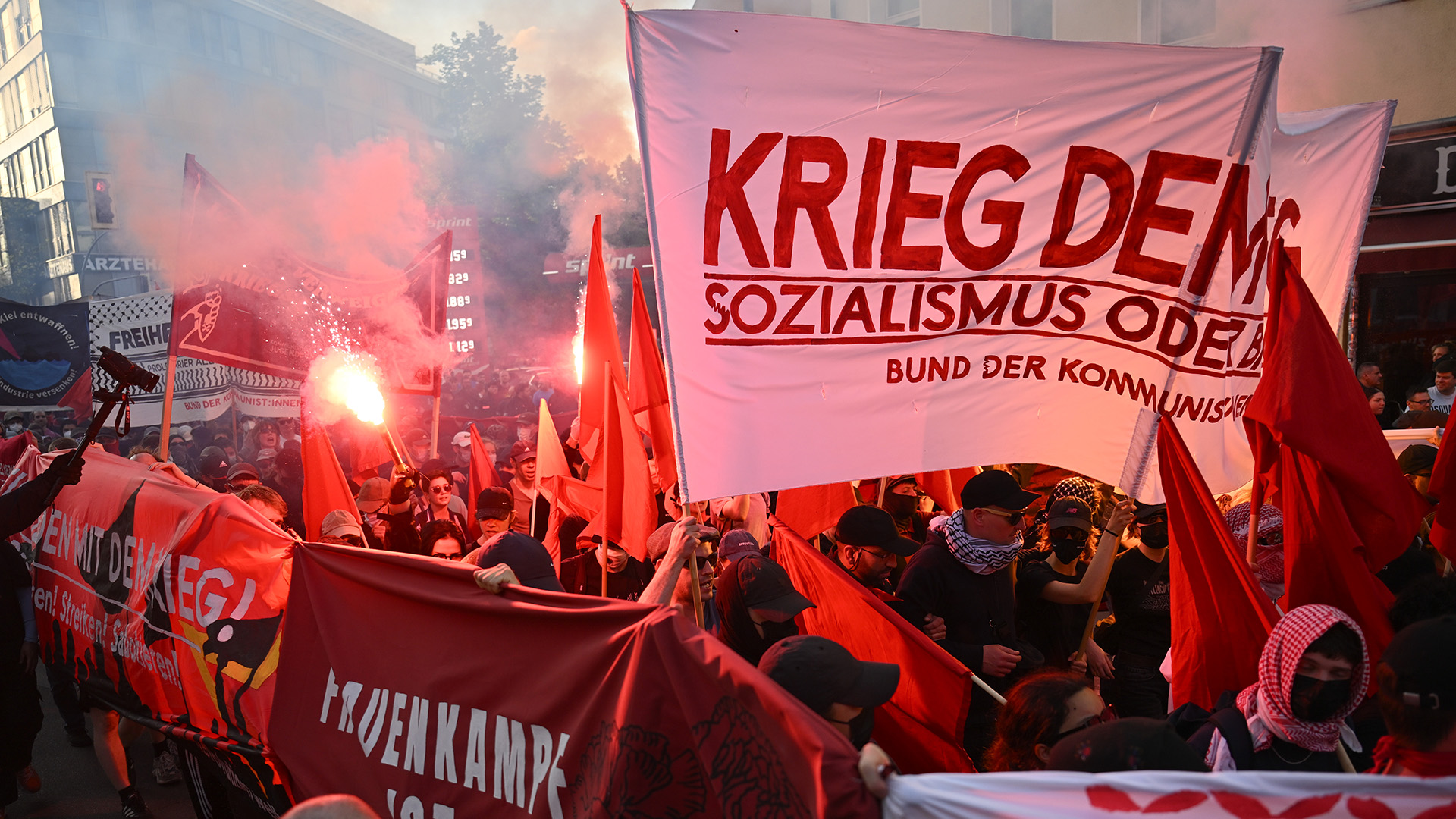 01.05.2024, Berlin: Teilnehmer der "Revolutionären 1. Mai-Demonstration" zünden Pyrotechnik. (Quelle: dpa/Sebastian Gollnow)