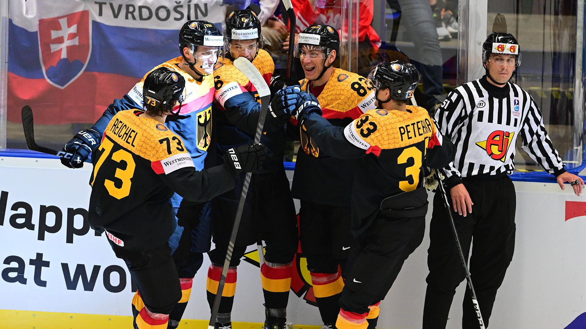 Die deutsche Eishockey-Nationalmannschaft bejubelt einen Treffer bei der Eishockey-WM.