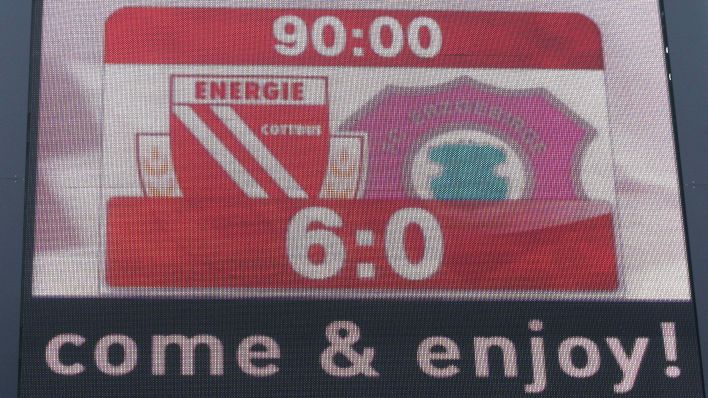 Die Anzeigetafel beim Spiel FC Energie Cottbus vs. Erzgebirge Aue im Jahr 2010 (Quelle: IMAGO / Contrast)