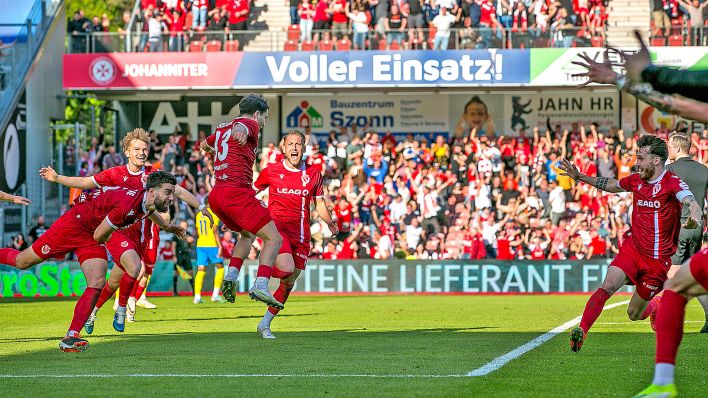 Die Spieler des FC Energie Cottbus wollen am Sonntag den Drittligaaufstieg. (Quelle: Imago Images/ Fotostand)