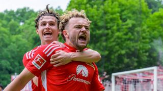 Benedict Hollerbach und Brenden Aaronson jubeln über Union-Treffer gegen Freiburg am 18.05.2024 im Stadion An der Alten Försterei (Quelle: Imago Images/HMB-Media/Uwe Koch)