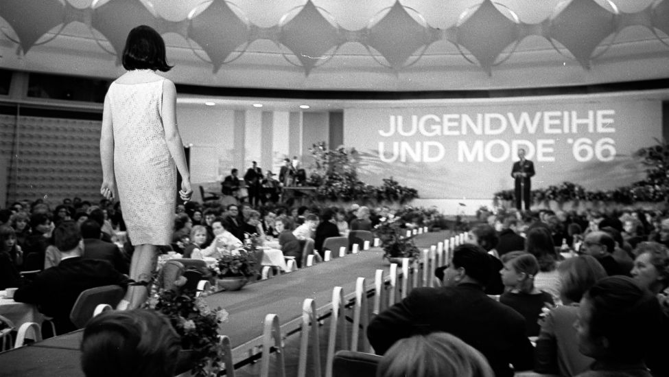 Modenschau Jugendweihe 1966 Fashion Show Jugendweihe. (Quelle: IMAGO/H.Blunck)