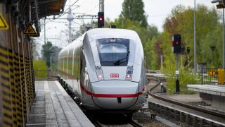 ICE der Deutschen Bahn fährt am Berliner S-Bahnhof Schöneweide vorbei (Bild: imago images/Krauthöfer)