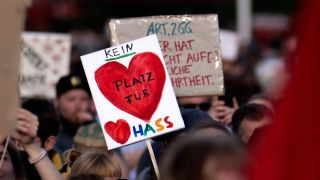 "Kein Platz für Hass" steht auf einem Schild während einer Demonstration in Berlin (Quelle: imago images/IPON)