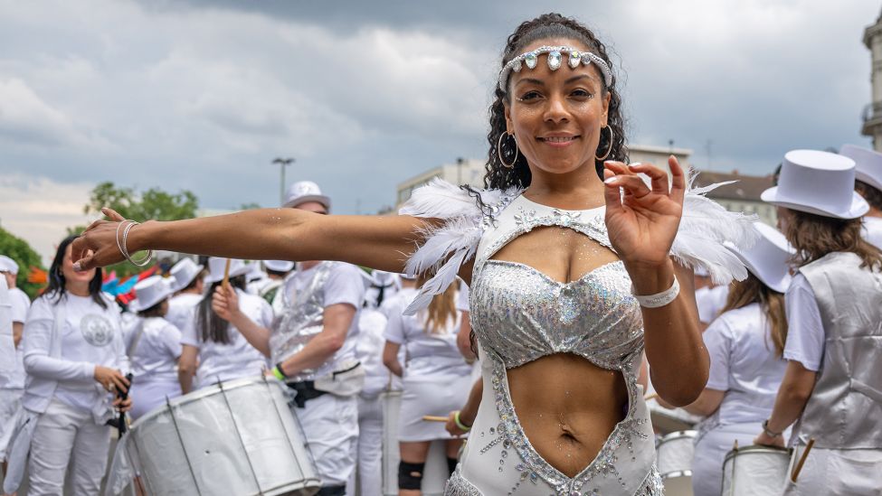 Eine Tänzerin der Gruppe "Sapucaiu No Samba" tanzt am 19.05.2024 bei der Parade zum 26. Karneval der Kulturen. (Quelle: dpa-Bildfunk/Monika Skolimowska)