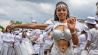 Eine Tänzerin der Gruppe "Sapucaiu No Samba" tanzt am 19.05.2024 bei der Parade zum 26. Karneval der Kulturen. (Quelle: dpa-Bildfunk/Monika Skolimowska)